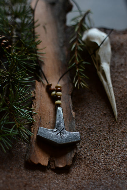Collier Mjöllnir en fer forgé avec perles en os