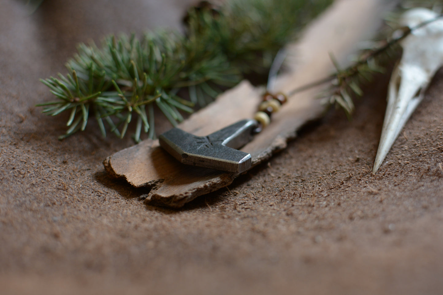 Collier Mjöllnir en fer forgé avec perles en os