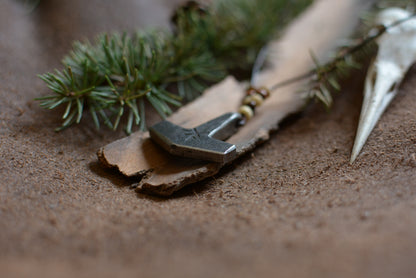 Collier Mjöllnir en fer forgé avec perles en os