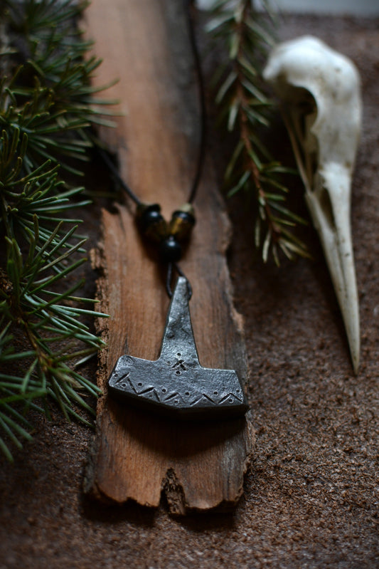 Collier Mjöllnir en fer forgé avec perles en laiton