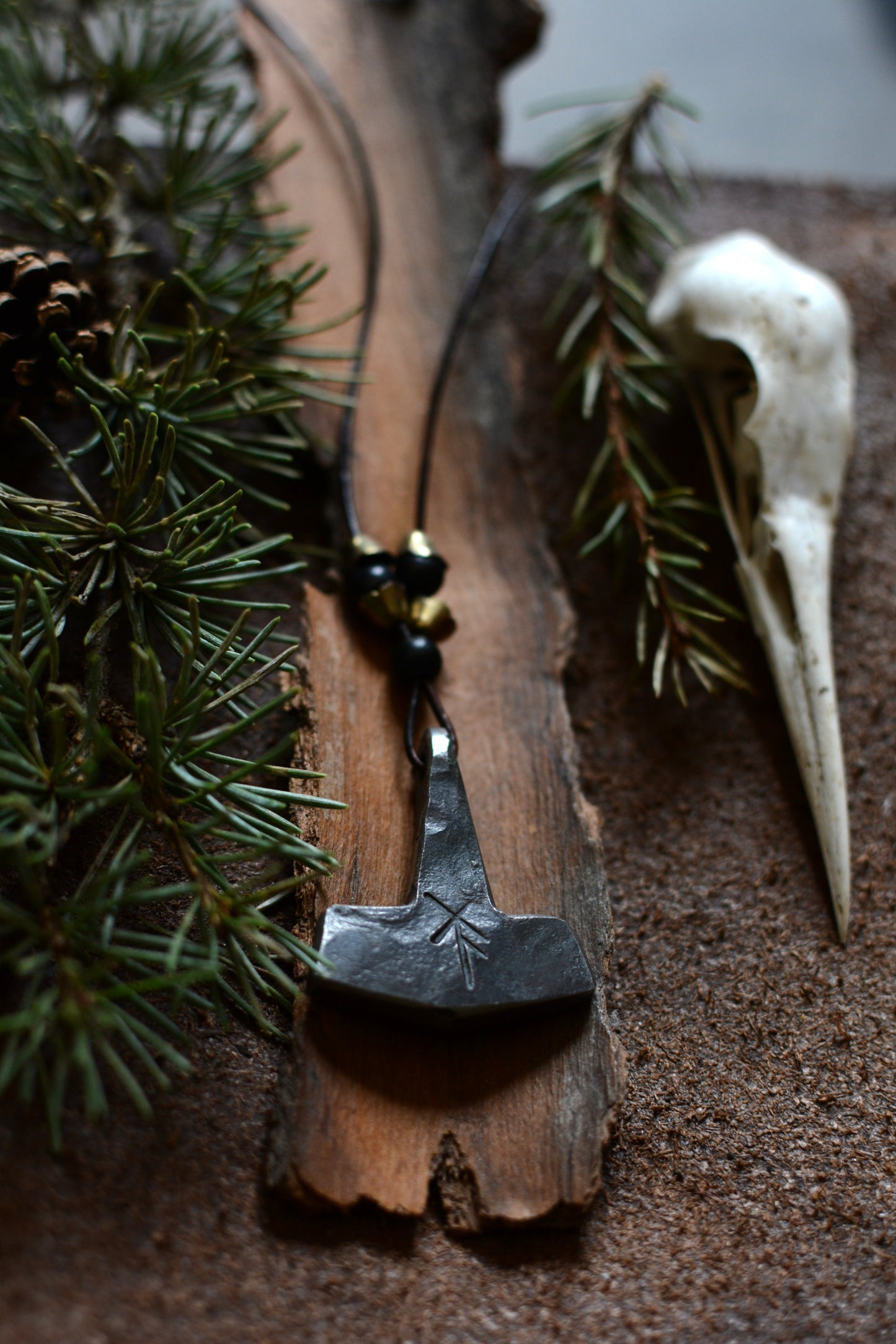 Collier Mjöllnir forgé – Perles en laiton n°1