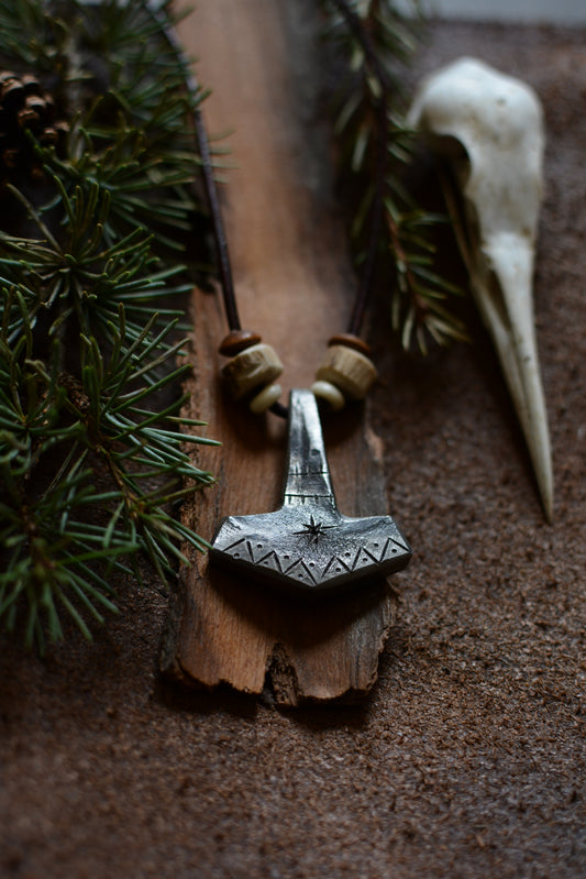 Collier Mjöllnir en fer forgé avec perles en os et bois de cerf