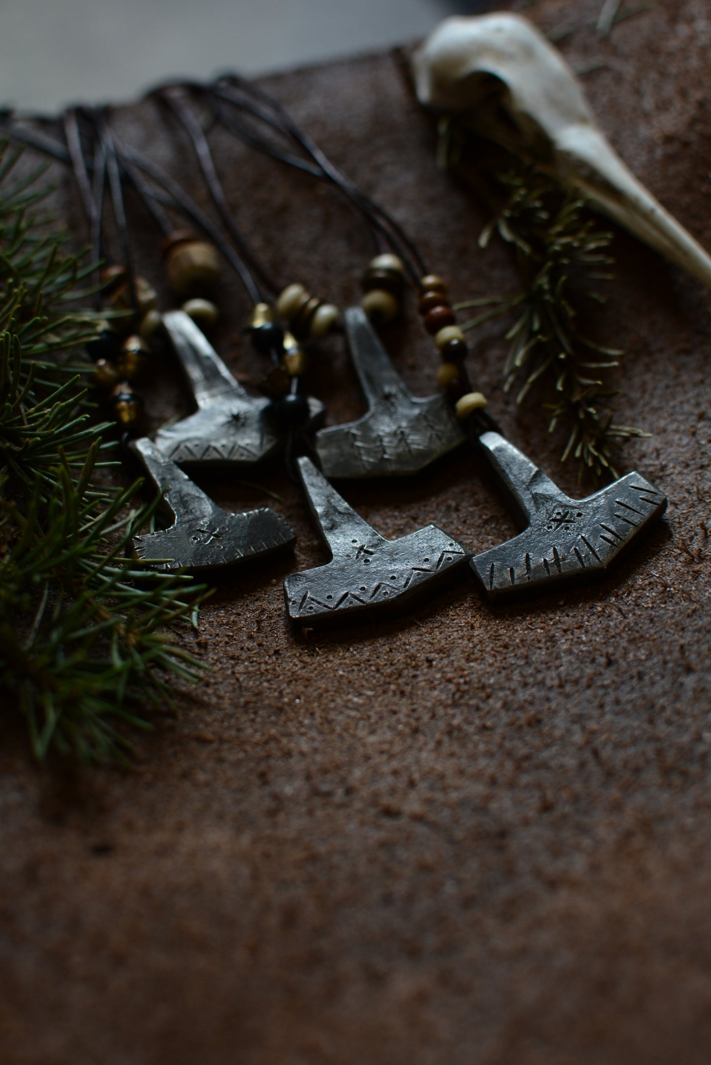 Collier Mjöllnir en fer forgé avec perles en os