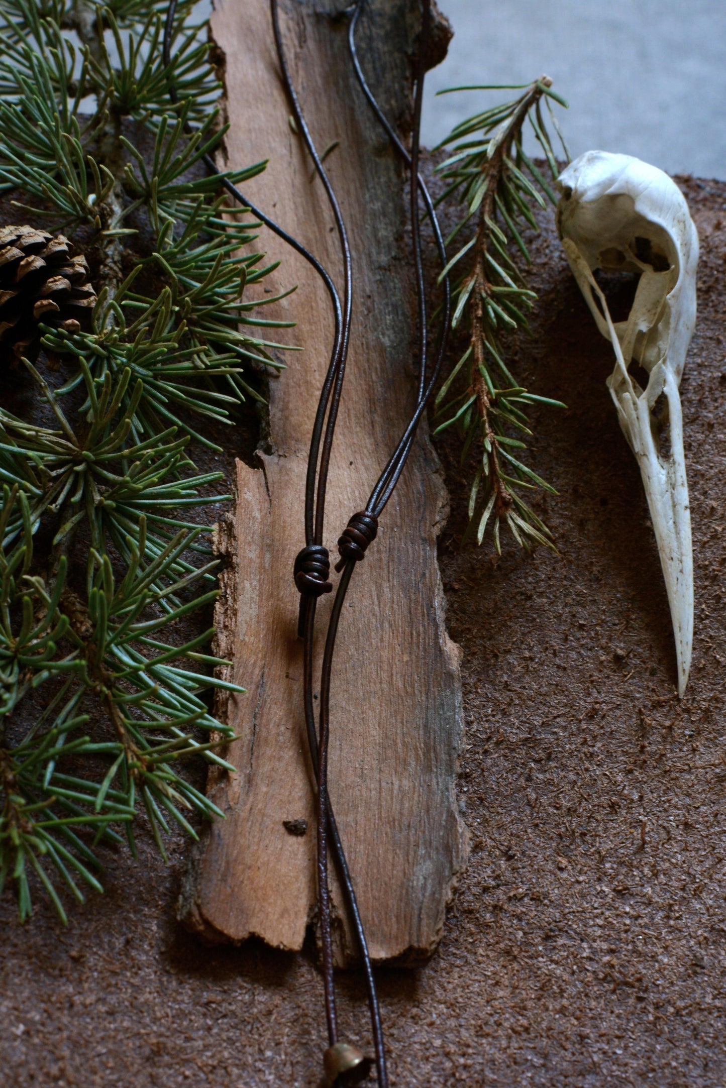 Collier Mjöllnir en fer forgé avec perles en os