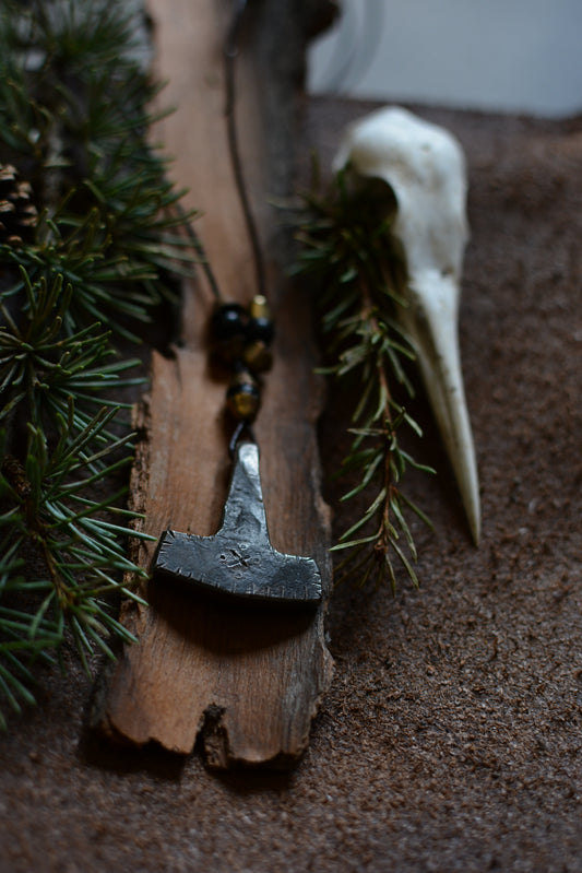 Collier Mjöllnir en fer forgé avec perles en laiton