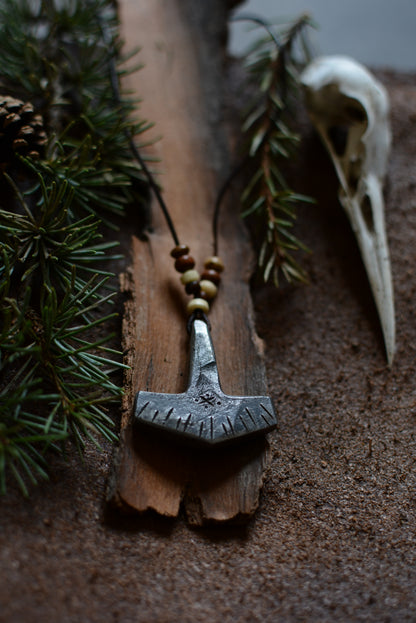 Collier Mjöllnir en fer forgé avec perles en os