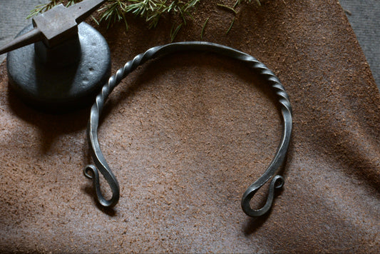 Collier torque en fer forgé