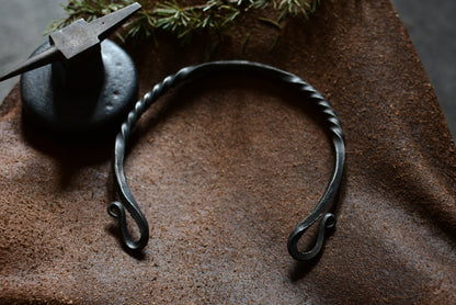 Collier torque en fer forgé