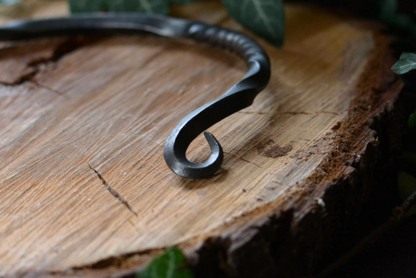 Détail de la volute droite du collier en fer forgé par Forge Gardarson
