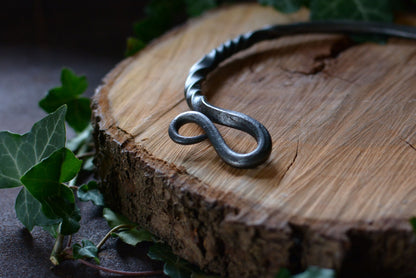 Détail de la volute droite du collier en fer forgé par Forge Gardarson