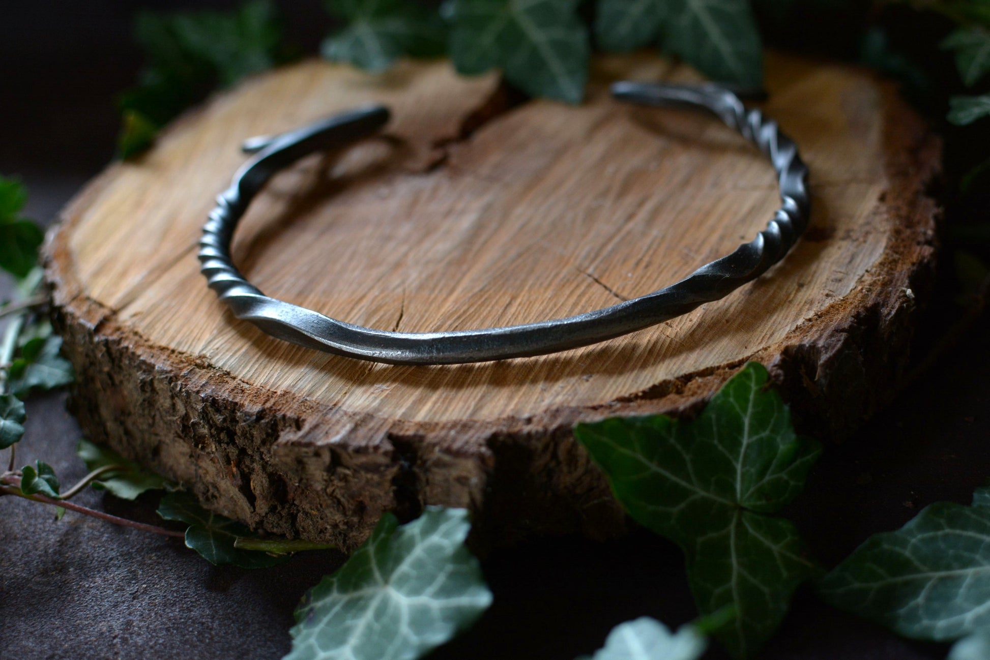 Détail du haut du collier torque torsadé en fer forgé par Forge Gardarson