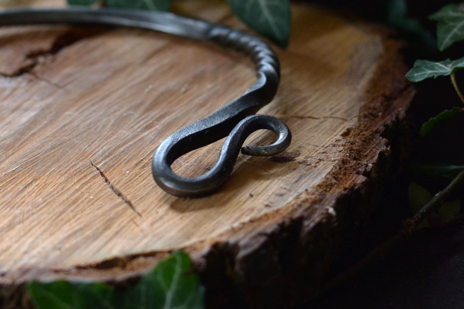 Détail de la volute gauche du collier torque en fer forgé par Forge Gardarson