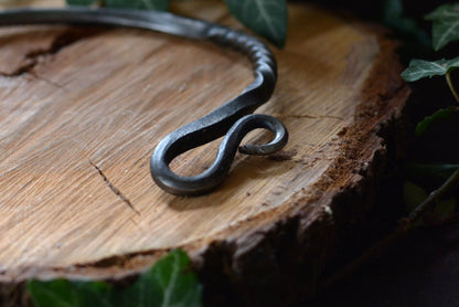 Détail de la volute gauche du collier torque en fer forgé par Forge Gardarson