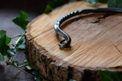 Détail de la volute gauche du collier en fer forgé par Forge Gardarson