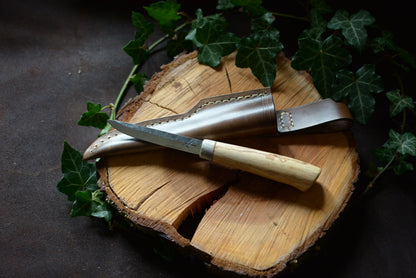 Couteau forgé avec manche en bois de cerf et hêtre échauffé posé avec son étui en cuir sur-mesure