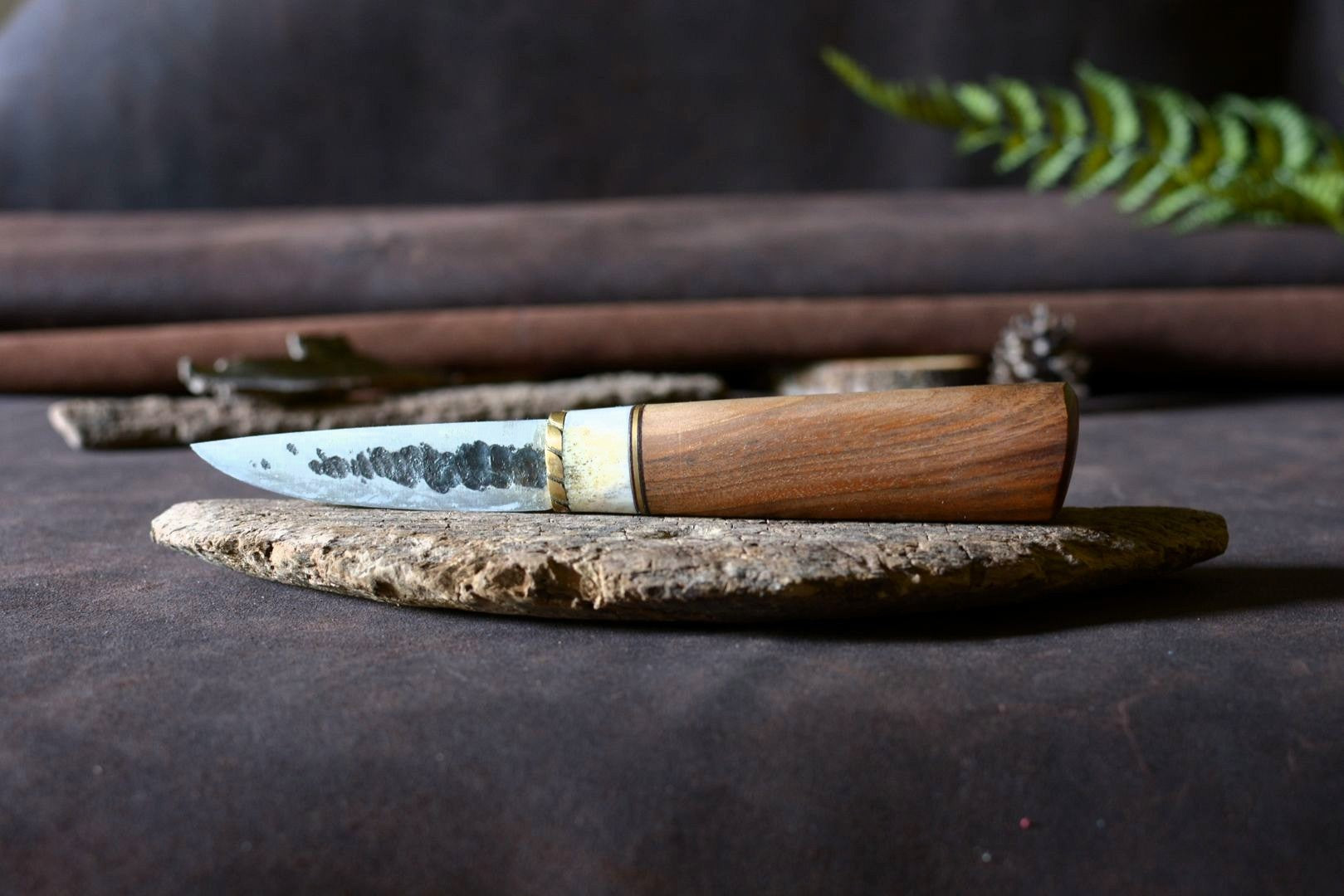 Couteau Yakut forgé main acier XC75 - manche noyer bois de cerf mitre laiton ciselée - vue de face