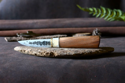 Couteau Yakut forgé main acier XC75 - manche noyer bois de cerf mitre laiton ciselée - vue de face