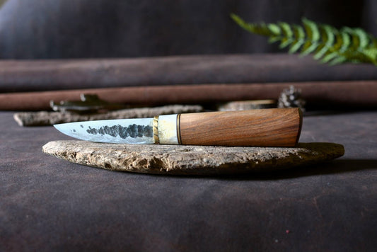 Couteau Yakut forgé main acier XC75 - manche noyer bois de cerf mitre laiton ciselée - vue de face