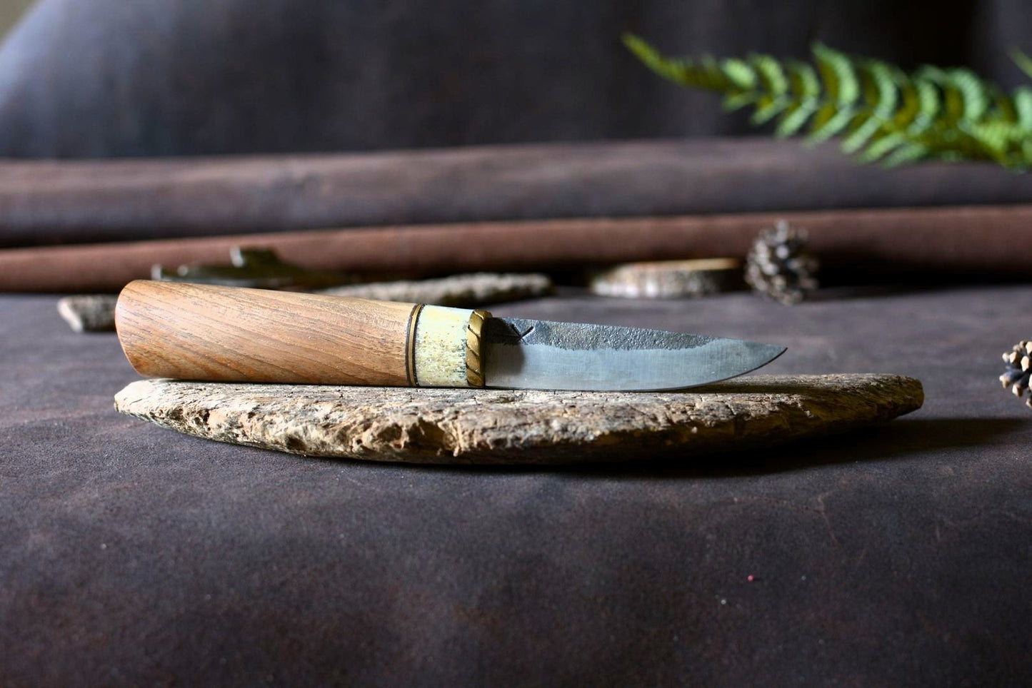 Couteau Yakut forgé main acier XC75 - manche noyer bois de cerf mitre laiton ciselée - vue de face