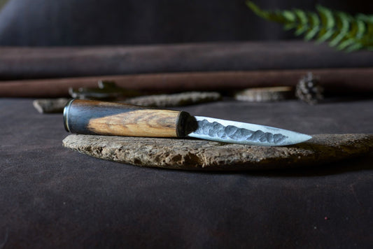 Couteau Yakut forgé main – vue de face, lame asymétrique acier XC75 et manche cytise