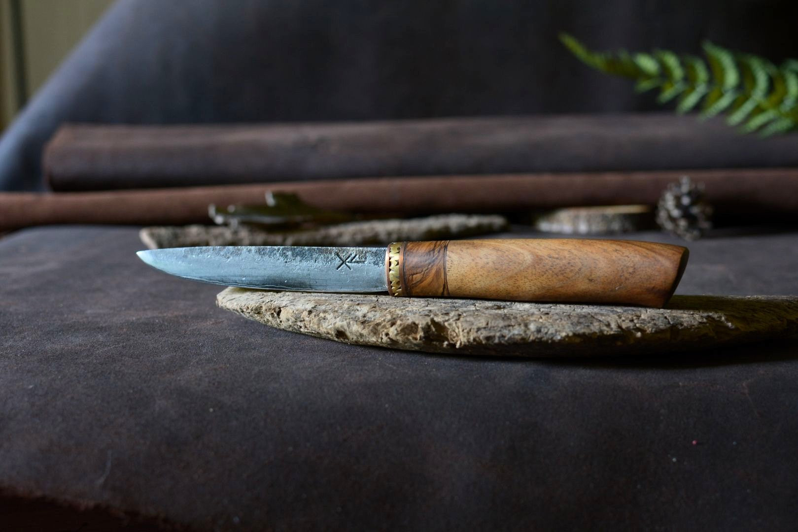 Puukko artisanal acier feuilleté mitre laiton guilloché cuivre manche olivier noyer bouleau - vue de face - Forge Gardarson