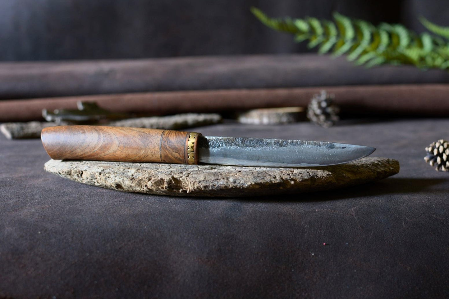 Couteau puukko pièce unique acier feuilleté soudé au feu lame 11cm manche olivier noyer - vue de face - Forge Gardarson