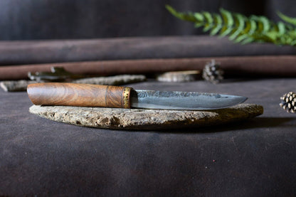 Couteau puukko pièce unique acier feuilleté soudé au feu lame 11cm manche olivier noyer - vue de face - Forge Gardarson