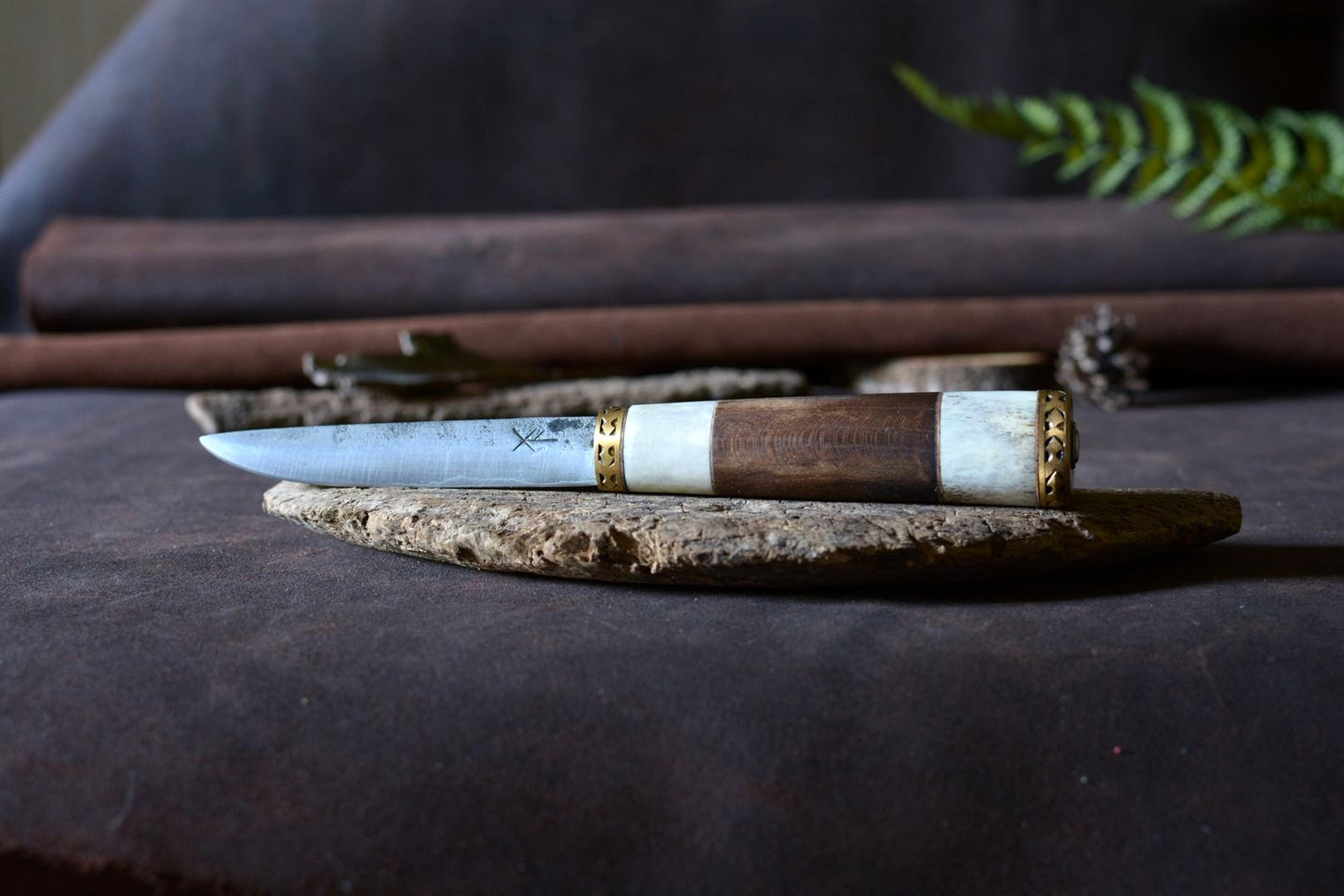 Puukko forgé main acier feuilleté 3 couches soudé au feu - manche cytise centenaire laiton guilloché bois de cerf - vue de face