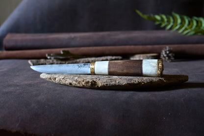 Puukko forgé main acier feuilleté 3 couches soudé au feu - manche cytise centenaire laiton guilloché bois de cerf - vue de face