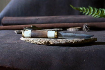 Puukko forgé main acier feuilleté 3 couches soudé au feu - manche cytise centenaire laiton guilloché bois de cerf - vue de face