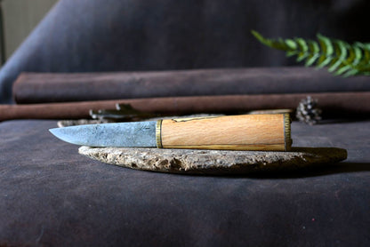 Puukko traditionnel forgé main acier C130 manche hêtre échauffé mitre laiton - vue de face - Forge Gardarson
