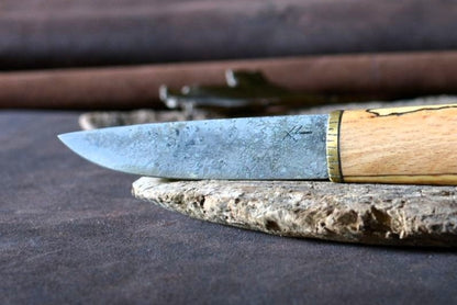 Détail lame acier C130 forgée main et mitre laiton ciselé - Puukko artisanal Forge Gardarson