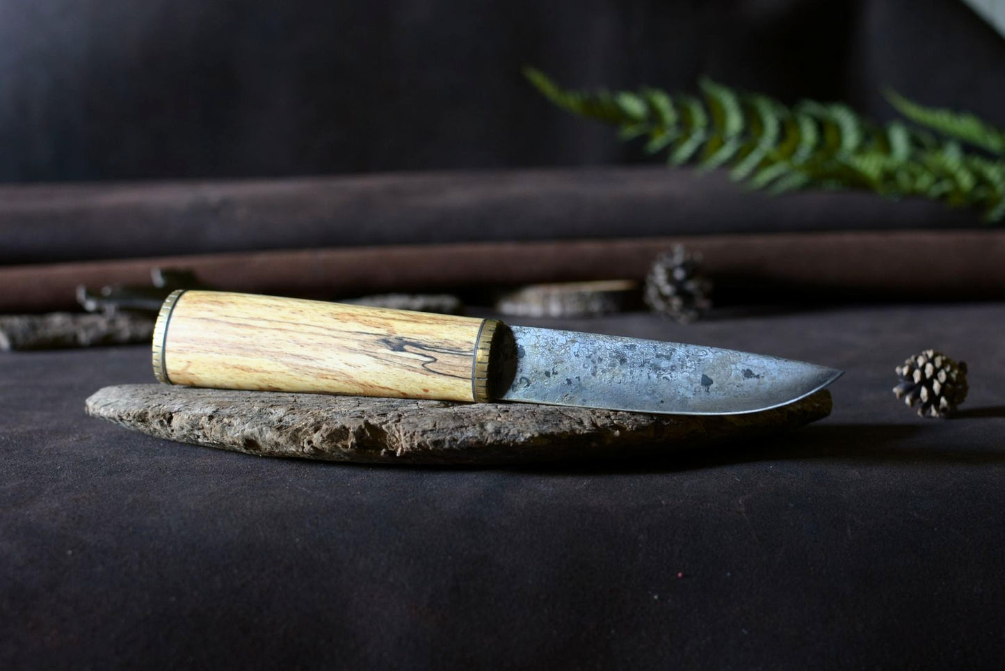 Couteau puukko artisanal forgé main hêtre échauffé pommeau laiton étoile polaire - vue de face - Forge Gardarson
