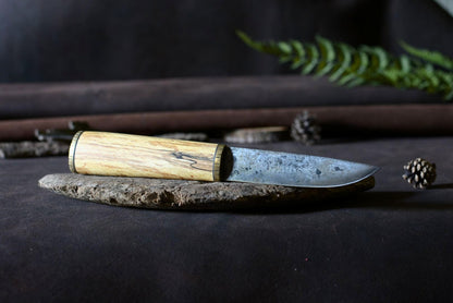 Couteau puukko artisanal forgé main hêtre échauffé pommeau laiton étoile polaire - vue de face - Forge Gardarson
