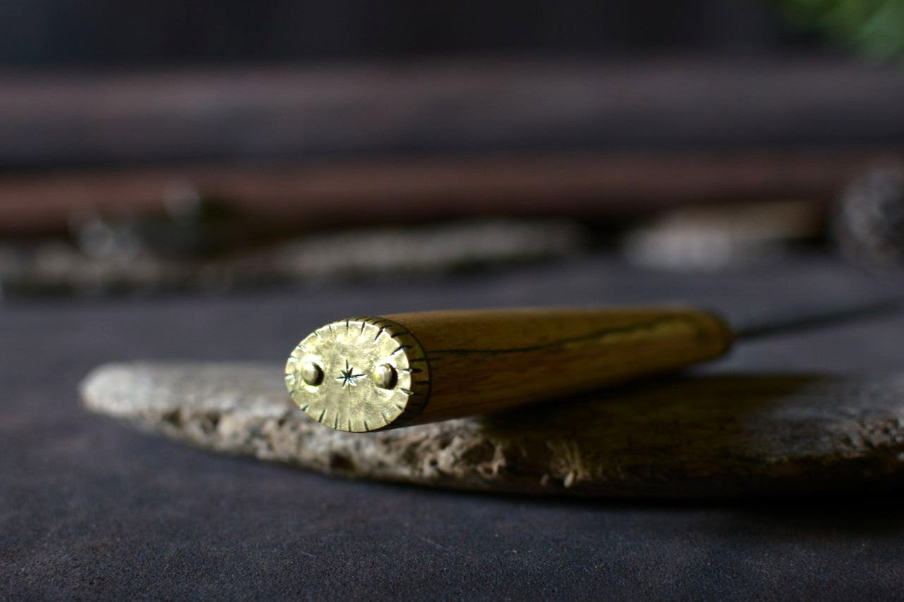 Détail pommeau laiton ciselé main motif étoile polaire - Puukko forgé Forge Gardarson