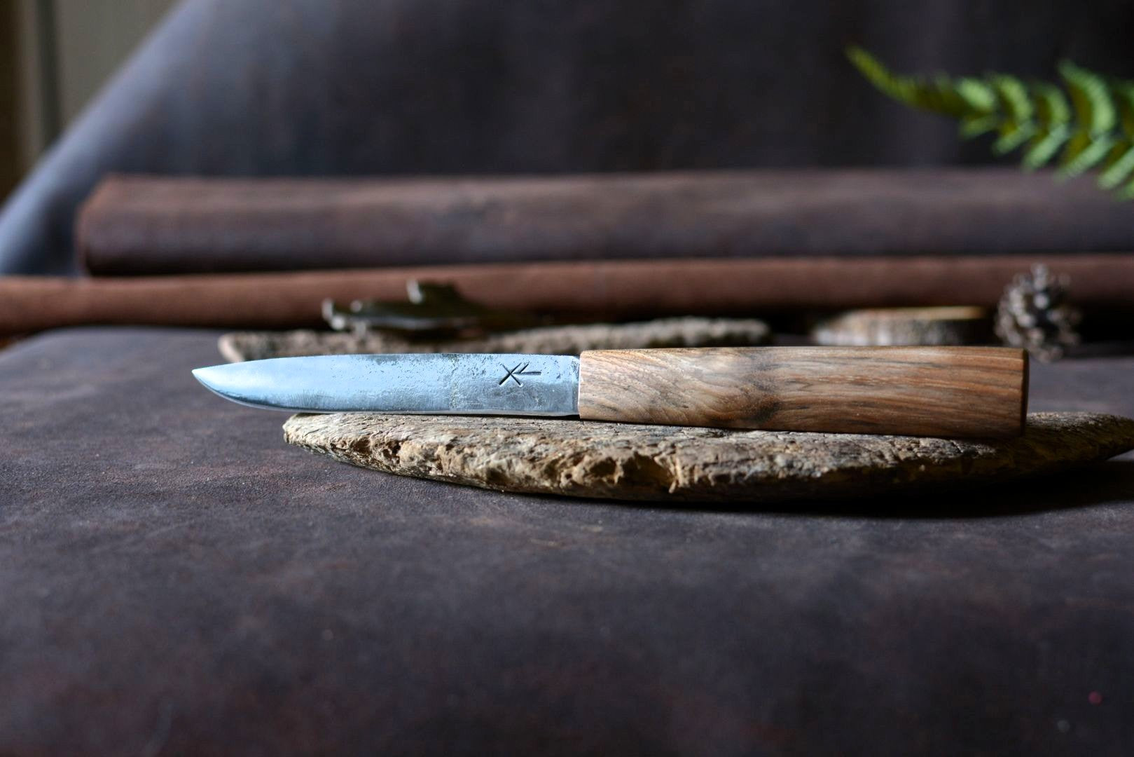 Puukko scandinave forgé main lame acier carbone XC75 manche monoxyle noyer - vue de face - Forge Gardarson
