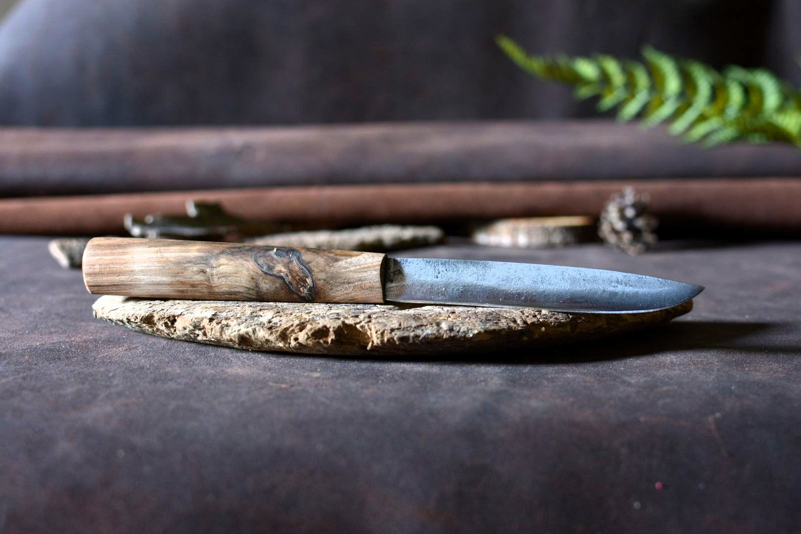 Puukko artisanal inspiré Haithabu forgé main manche noyer lame XC75 - vue de face - Forge Gardarson
Couteau puukko monoxyle noyer forgé main acier XC75 lame 12cm - 