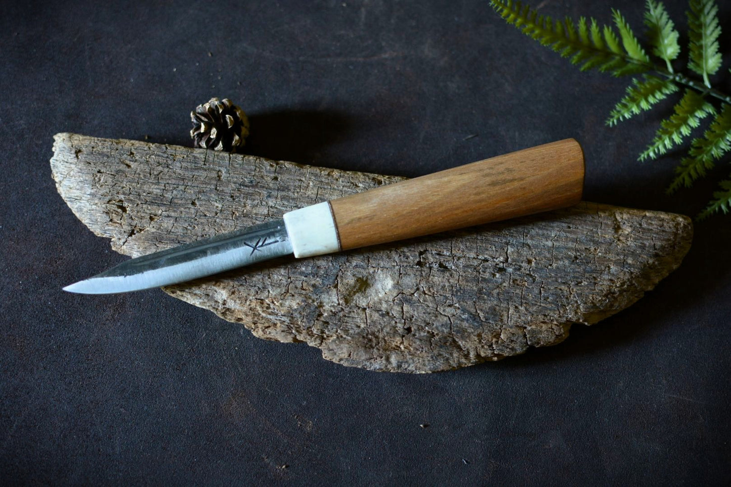 Kurzsax forgé main – vue en plongée, finitions artisanales