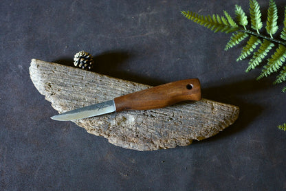 Couteau utilitaire forgé main – vue en plongée, finitions artisanales