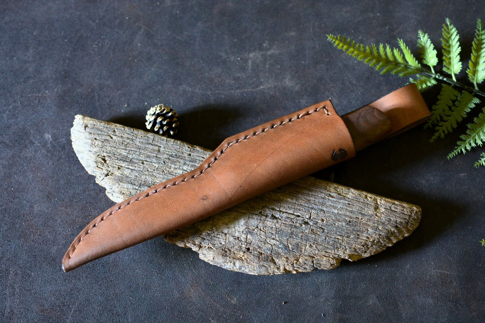 Puukko pièce unique acier feuilleté rangé dans son étui cuir sur-mesure - Atelier d'Amrod - Forge Gardarson