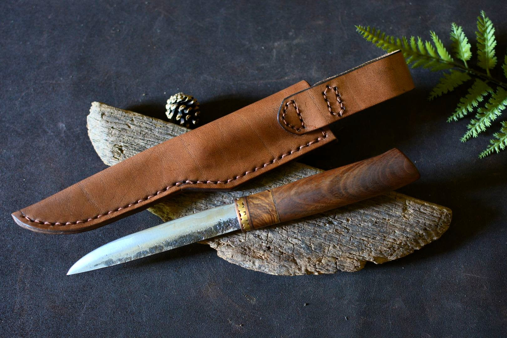 Puukko acier feuilleté soudé au feu avec étui cuir sur-mesure tannage végétal - Forge Gardarson