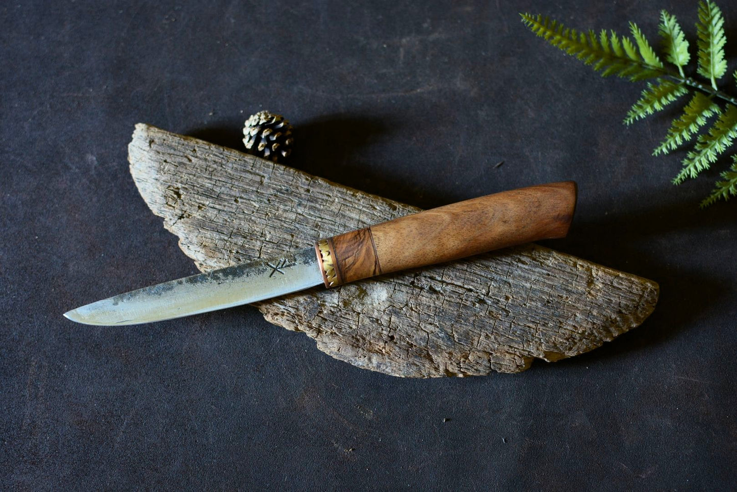 Puukko forgé main acier feuilleté 3 couches soudé au feu manche olivier noyer écorce bouleau - vue de face - Forge Gardarson