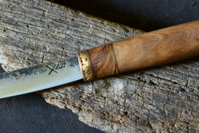 Détail veinages lame acier feuilleté 3 couches et manche olivier noyer écorce bouleau - Puukko Forge Gardarson