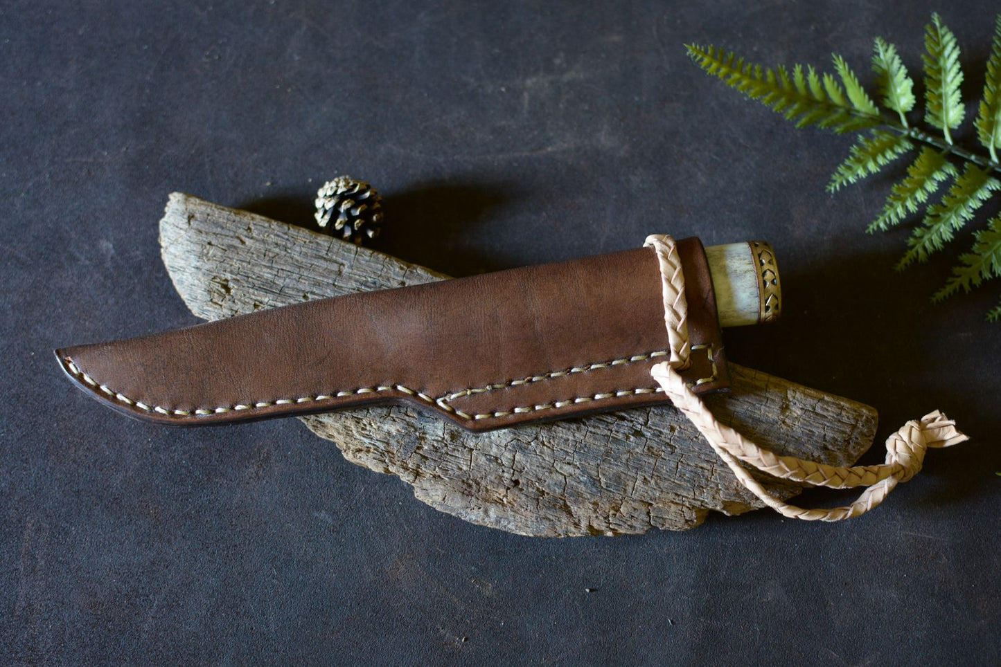 Puukko forgé main acier feuilleté 3 couches soudé au feu - rangé dans son étui cuir sur-mesure