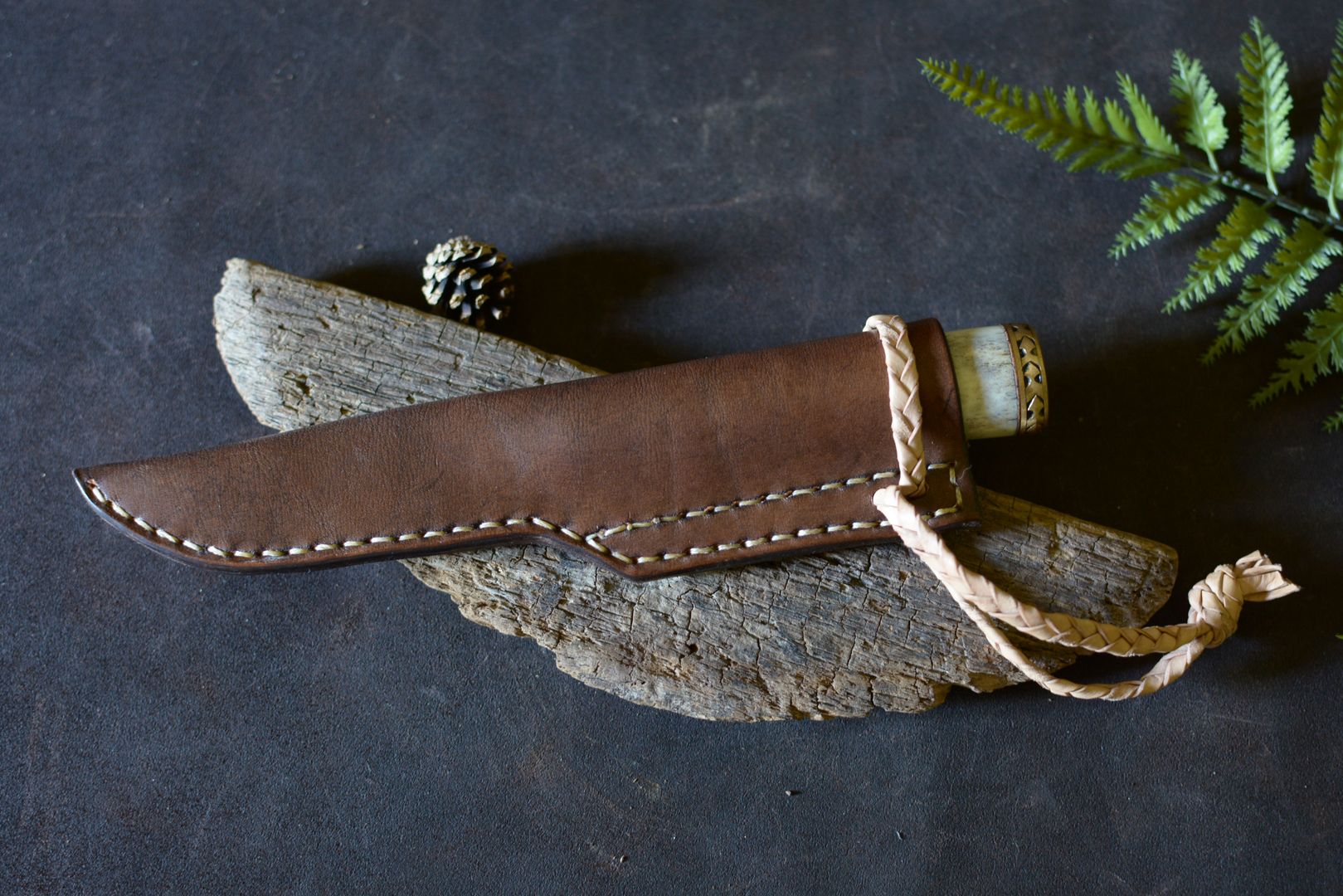 Puukko forgé main acier feuilleté 3 couches soudé au feu - rangé dans son étui cuir sur-mesure