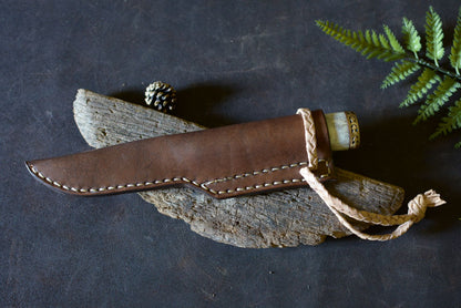 Puukko forgé main acier feuilleté 3 couches soudé au feu - rangé dans son étui cuir sur-mesure