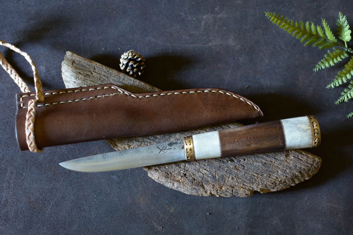 Puukko forgé main acier feuilleté 3 couches soudé au feu - manche cytise centenaire laiton guilloché avec étui cuir tannage végétal