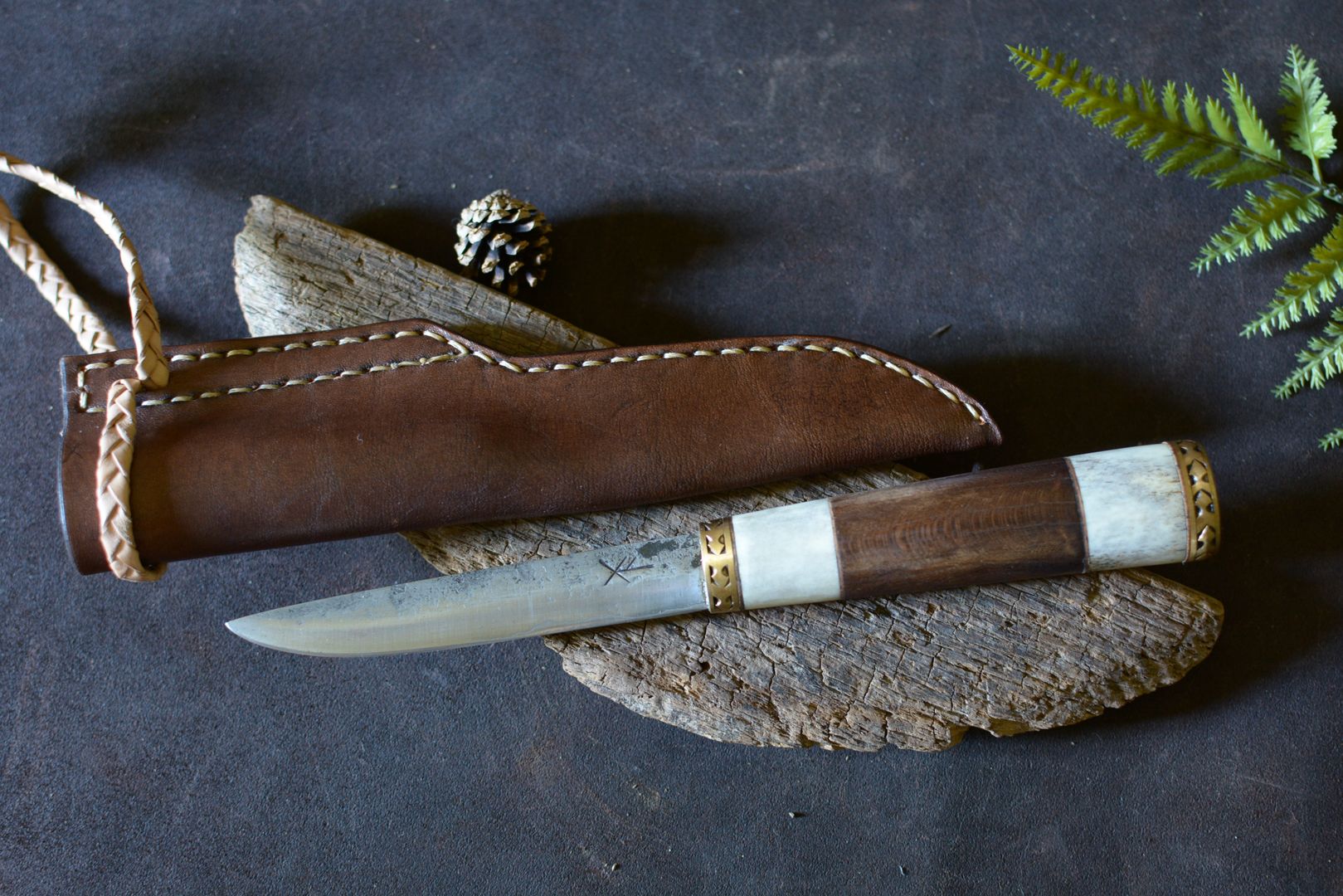 Puukko forgé main acier feuilleté 3 couches soudé au feu - manche cytise centenaire laiton guilloché avec étui cuir tannage végétal
