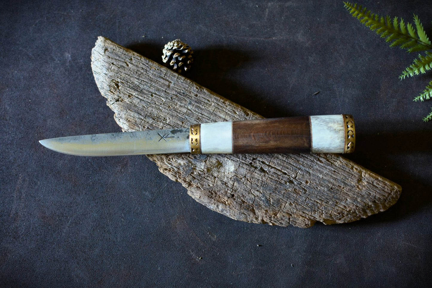 Puukko forgé main acier feuilleté 3 couches soudé au feu - manche cytise centenaire laiton guilloché bois de cerf - vue en plongée
