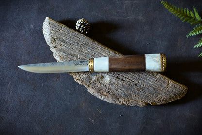 Puukko forgé main acier feuilleté 3 couches soudé au feu - manche cytise centenaire laiton guilloché bois de cerf - vue en plongée